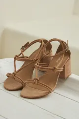 Sandalias plateadas de cuero nobuk, con tiras finas cruzadas en el empeine y tobillo, ajuste de pulsera y taco cuadrado de 7 cm.