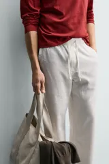 Pantalón de corte regular fit confeccionado en tejido mezcla de algodón, con cintura elástica ajustable mediante cordón, bolsillos laterales y bolsillos traseros de vivo.