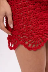 Minifalda tejida a crochet color rojo, con cintura con cordón ajustable rosa.