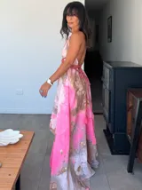 Vestido largo verde con diseño estampado tipo tie-dye y detalles dorados, de corte fluido, un solo hombro y diseño amplio.
