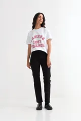 Pantalón negro de corte recto y largo al tobillo, con tiro alto y terminación deshilachada en el ruedo.