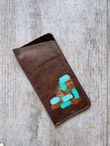 Portalentes de cuero marrón chocolate con diseño pintado a mano de la artista Carolina De Cunto, formato estuche plano.