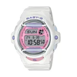 Reloj digital Casio Baby-G con caja de resina blanca y esfera rosada. Presenta un diseño deportivo resistente a impactos, con pantalla LCD, luz integrada y correa de resina blanca.