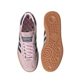 Championes adidas modelo Handball Spezial, confeccionados en gamuza color rosado con las icónicas tres tiras y detalle en el talón en color azul oscuro. Presentan una suela de goma color caramelo que aporta un estilo retro y distintivo.