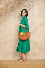 Vestido túnica verde esmeralda de lino, con cuello mao, manga corta y corte oversize.