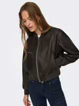 Chaqueta bomber corta color marrón chocolate, con cuello biker, cierre de cremallera frontal, bolsillos laterales y puños acanalados.