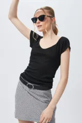 Top color beige de manga corta con escote amplio.