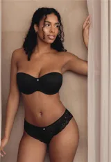 Bombacha estilo brazilian confeccionada en encaje floral suave con elasticidad, presenta un diseño con elástico ultraplano en la cintura y cobertura trasera mínima.