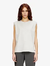 Top sin mangas Diesel modelo T-Embej, color blanco con tratamiento de pigmento frío que le otorga un aspecto desgastado. Presenta cuello redondo, hombreras y un detalle de cadena en relieve con el logotipo Oval D en la parte delantera.