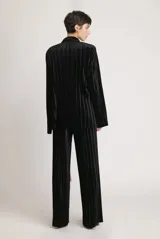Pantalón palazzo negro de terciopelo plisado, de talle alto con cintura elástica en la parte posterior y cierre oculto en la espalda.