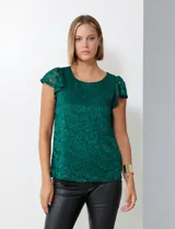 Blusa verde esmeralda de encaje con mangas cortas con volados, espalda con abertura central y botón.