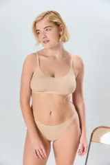 Bombacha tipo colaless de diseño minimalista y corte clásico, confeccionada en tejido suave y elástico con forro de algodón.