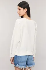 Buzo blanco de cuello redondo y manga larga, confeccionado en rústico de algodón, con estampa frontal en técnica flock que dice "Kosiuko Club" junto al diseño de un ancla.