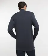 Buzo de corte slim, color negro, con cuello alto y mangas largas, confeccionado en tejido de punto liso.