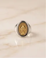 Anillo sello de plata 925 con aplique de lámina de oro 18k y diseño grabado de la Virgen Milagrosa.