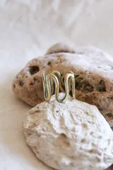 Anillo de bronce dorado con forma de onda.