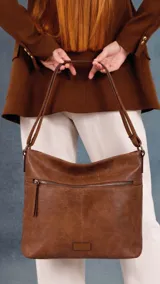 Bandolera mediana de símil cuero color marrón, con correa regulable, bolsillo frontal con cierre y compartimento principal con cierre.