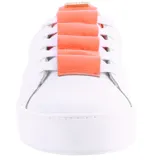 Championes de cuero blanco con plataforma, detalle de volados en color naranja sobre la lengüeta y suela con detalle naranja en el talón.
