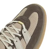 Championes adidas Handball Spezial ST, con diseño de perfil bajo en tonos marrones y beige. Presenta una combinación de gamuza y tejido acanalado, con las icónicas tres tiras laterales en color claro y suela de goma color caramelo.