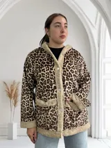 Campera con capucha de pana con estampado animal print de leopardo, forrada con piel sintética color beige.