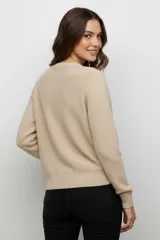 Sweater de algodón color azul marino, de manga larga y cuello redondo, con diseño de punto trenzado en el frente y los laterales.