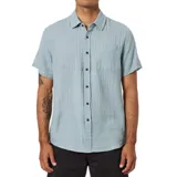 Camisa celeste de manga corta, con cuello clásico, cierre frontal con botones y bolsillo en el pecho.