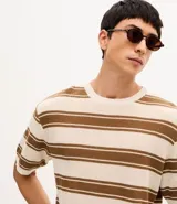 Remera de punto de manga corta con cuello redondo y diseño de rayas horizontales en tonos beige y marrón.