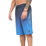 Boardshort Quiksilver Everyday 22" largo de baño con diseño degradé en tonos de azul, cintura fija con cordón ajustable y estampa de líneas laterales.
