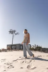 Chaleco bordado a mano con flores y mostacillas al estilo hindú.