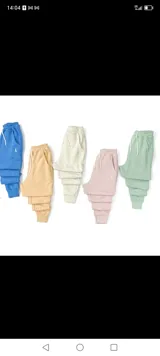 Pantalón jogger verde claro con puños ajustados y cordón en la cintura.