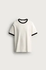Camiseta de corte regular, color blanco hueso, con cuello redondo y bordes de mangas en color negro a contraste.