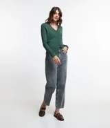 Cardigan de punto fino color gris, con escote en V, cierre frontal con botones y mangas largas. Confeccionado en una mezcla de viscosa y poliamida.