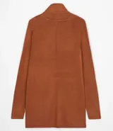 Cardigan largo de tejido de punto, color terracota, con mangas largas y diseño abierto sin cuello ni cierres.