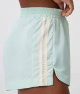 Bermuda deportiva femenina modelo runner color verde menta, con cintura elástica y diseño holgado con bajo redondeado.