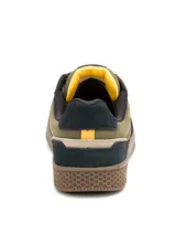 Sneakers Caterpillar modelo Pause Retro Leather, confeccionados en una combinación de gamuza y lona, en tonos verde militar, beige y negro, con suela de goma texturizada y cordones planos estampados.