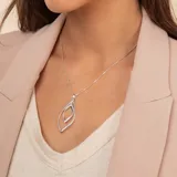 Collar de plata 925 con cadena fina tipo veneciana y un dije colgante de diseño geométrico en forma de ojo o hoja estilizada, compuesto por dos siluetas entrelazadas, una de ellas con detalles de brillo.