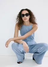 Mono largo de denim suave celeste, sin mangas, con cuello redondo, tirantes finos y pantalón de corte recto y holgado.