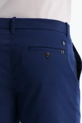 Short chino azul marino de corte clásico, con bolsillos laterales y trabillas para cinturón.