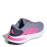 Championes de running Adidas Galaxy 7 para mujer, con capellada de malla técnica en color gris y detalles en fucsia vibrante. Presentan las icónicas tres tiras laterales, entresuela Cloudfoam para mayor amortiguación y suela de goma resistente.
