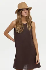 Vestido corto de lino blanco, sin mangas, con cuello redondo y diseño holgado.