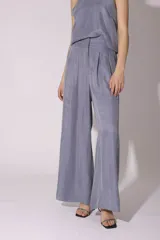 Pantalón palazzo de tiro alto color gris, con pinzas delanteras y bolsillos laterales.