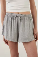 Short de tejido rib color gris melange, con cintura elastizada y cordón ajustable con moño frontal.
