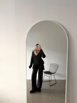 Saco tipo cardigan cruzado de lanilla color beige, con mangas largas y lazo ajustable en la cintura.