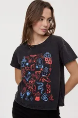 Remera de manga corta y cuello redondo color blanco, con estampa frontal multicolor de ilustraciones de estilo gráfico.