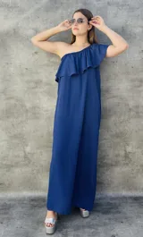 Vestido largo azul de un solo hombro con volados.