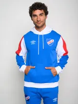 Canguro con capucha de felpa, diseño tricolor en azul, blanco y rojo, con bolsillo frontal tipo canguro, logo de Umbro y escudo del Club Nacional de Football.