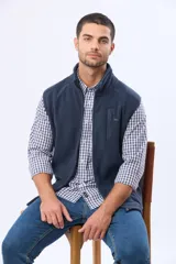 Camisa de manga larga con estampado de cuadros pequeños, cuello abotonado y bolsillo frontal en el pecho con logo bordado.