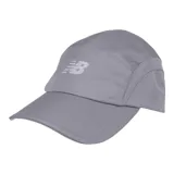 Gorro deportivo New Balance color gris, con logo reflectivo en el frente y cierre ajustable en la parte posterior.