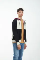 Canguro marrón y blanco con cierre frontal, capucha con cordones y logo bordado en el pecho.