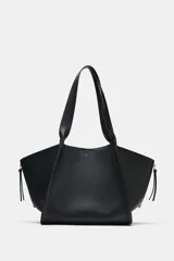 Bolso de hombro maxi shopper negro, con detalle de cremalleras en los laterales, doble asa de hombro y cierre con botón imantado.